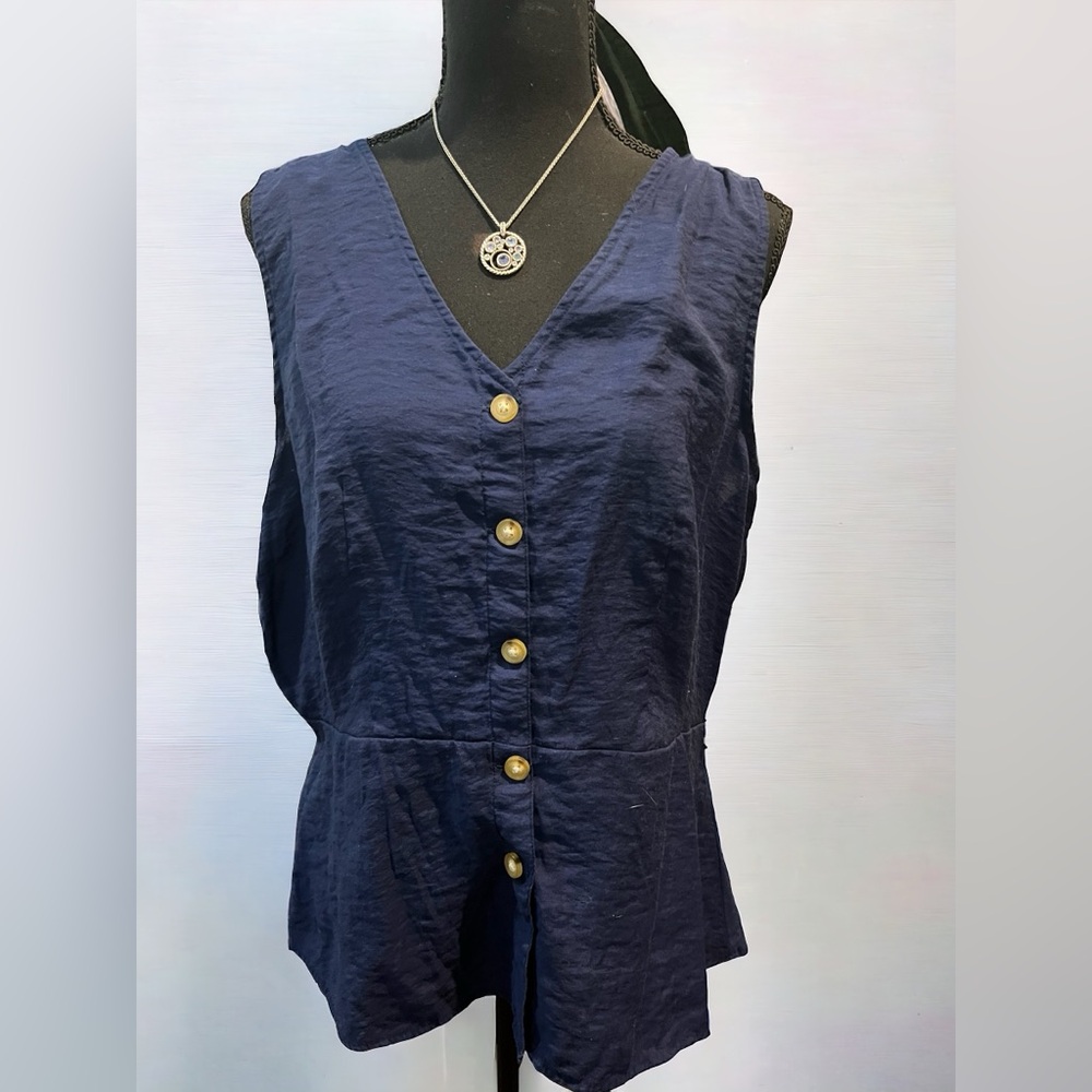 This sleeveless top has cute buttons and v neck